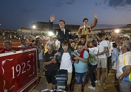 Los dos riojanos abandonaron el centenario coso a hombros.