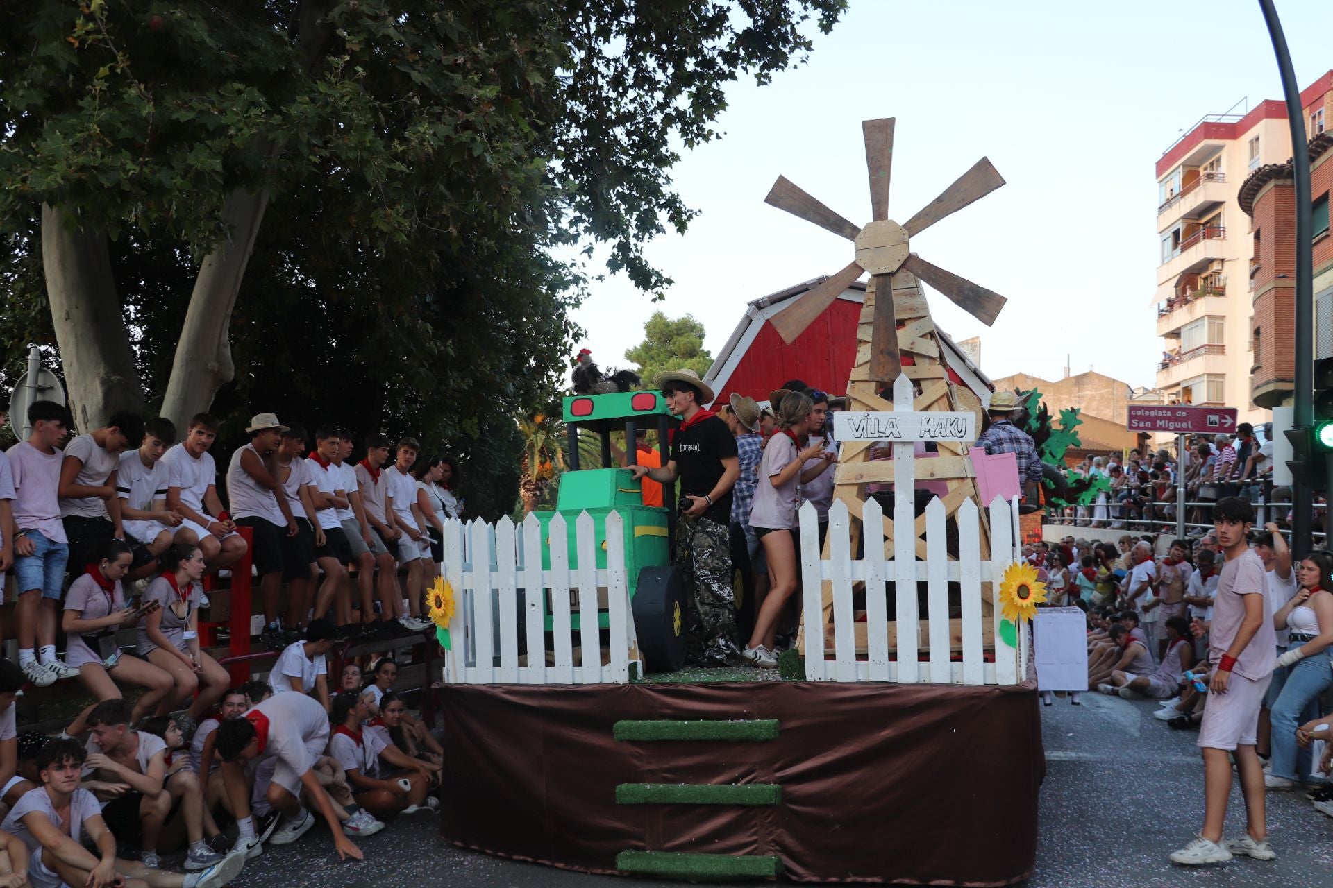 El desfile de carrozas de Alfaro, en imágenes