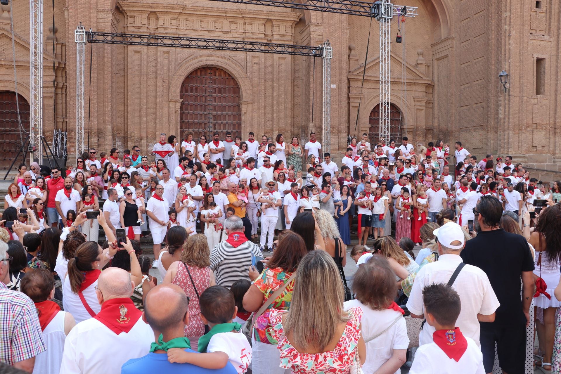Viernes de fiestas con encierro, pañuelo para los más pequeños y tortillas de papata