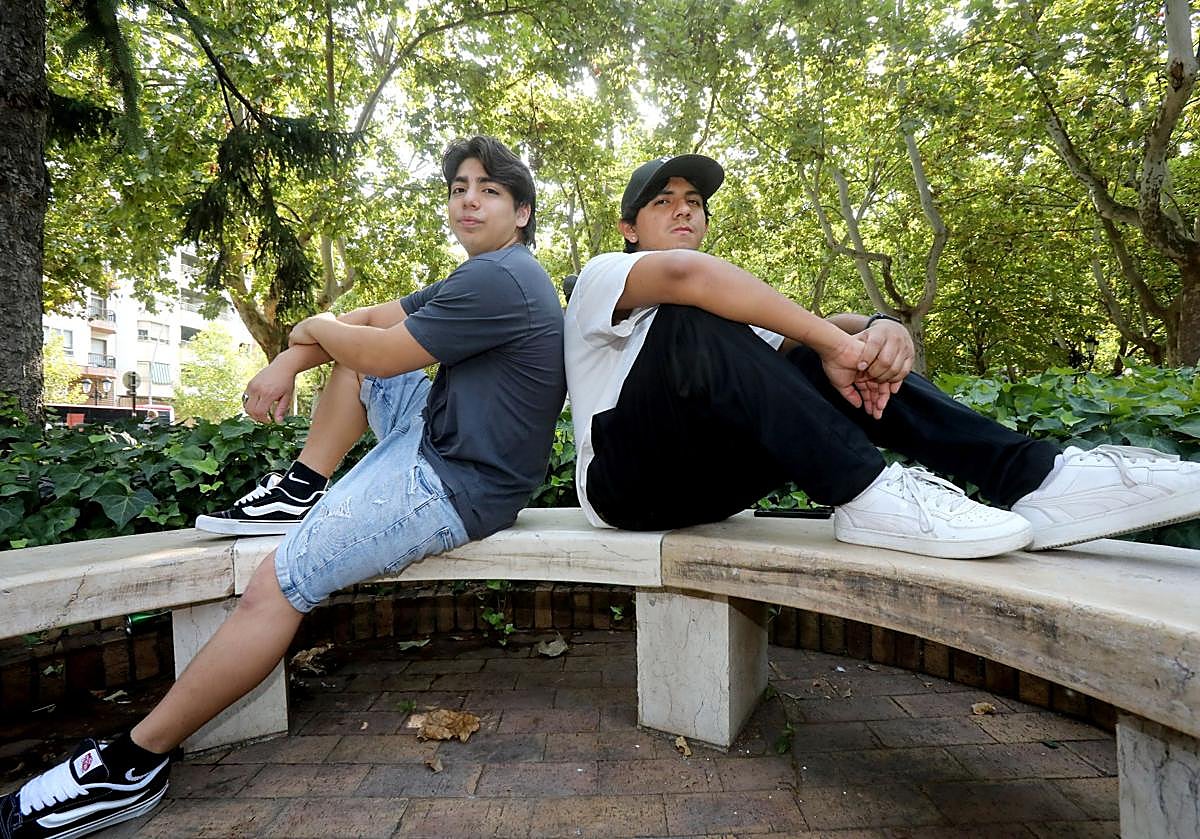 Tomás Díaz y Jonathan Galindo posan juntos en un banco de la Glorieta del Doctor Zubía, de Logroño.