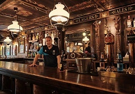 Santi Robres, tras la barra del local en el que lleva más de cuarenta años trabajando.