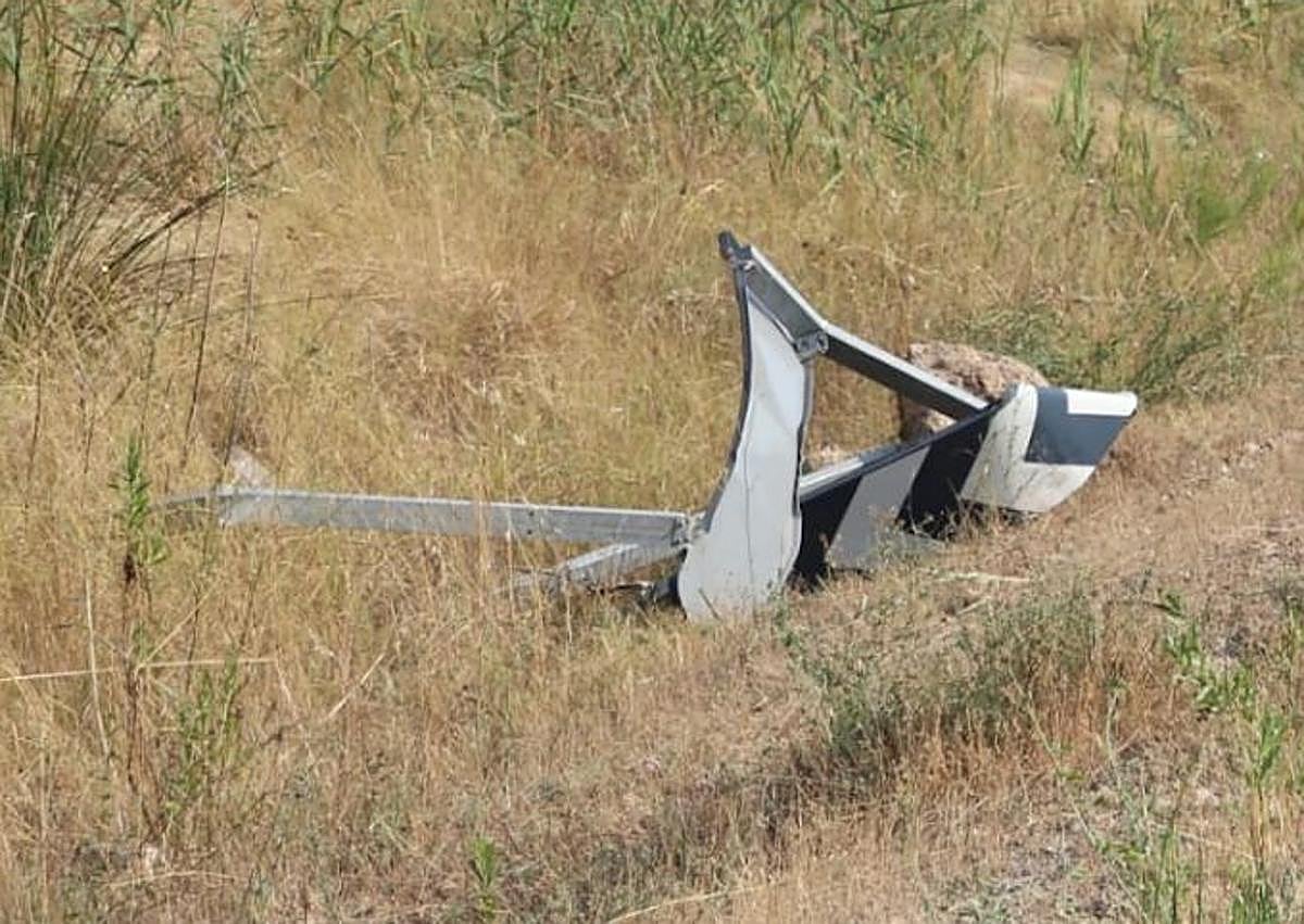 Imagen secundaria 1 - El coche siguió recto en la curva, se salió rompiendo las señales y cayó al barranco ya por detrás del vallado protector.