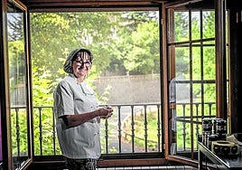 Victoria etiqueta un bote de mermelada en su obrador.