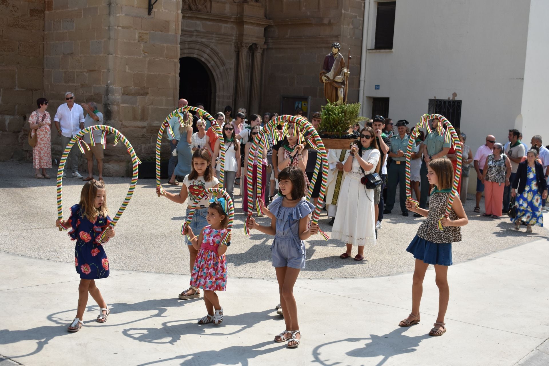 Danzas en Alcanadre y procesión