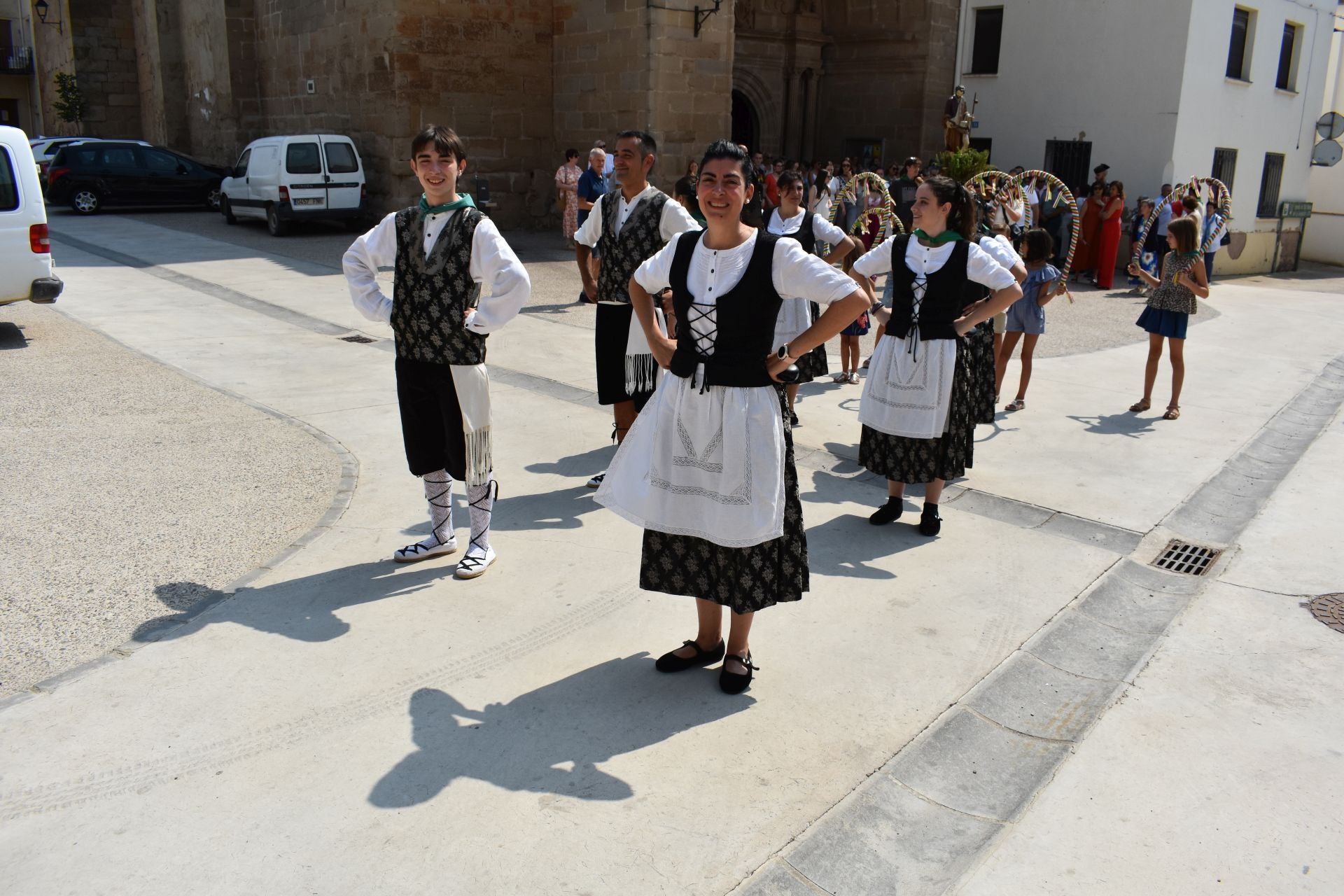 Danzas en Alcanadre y procesión