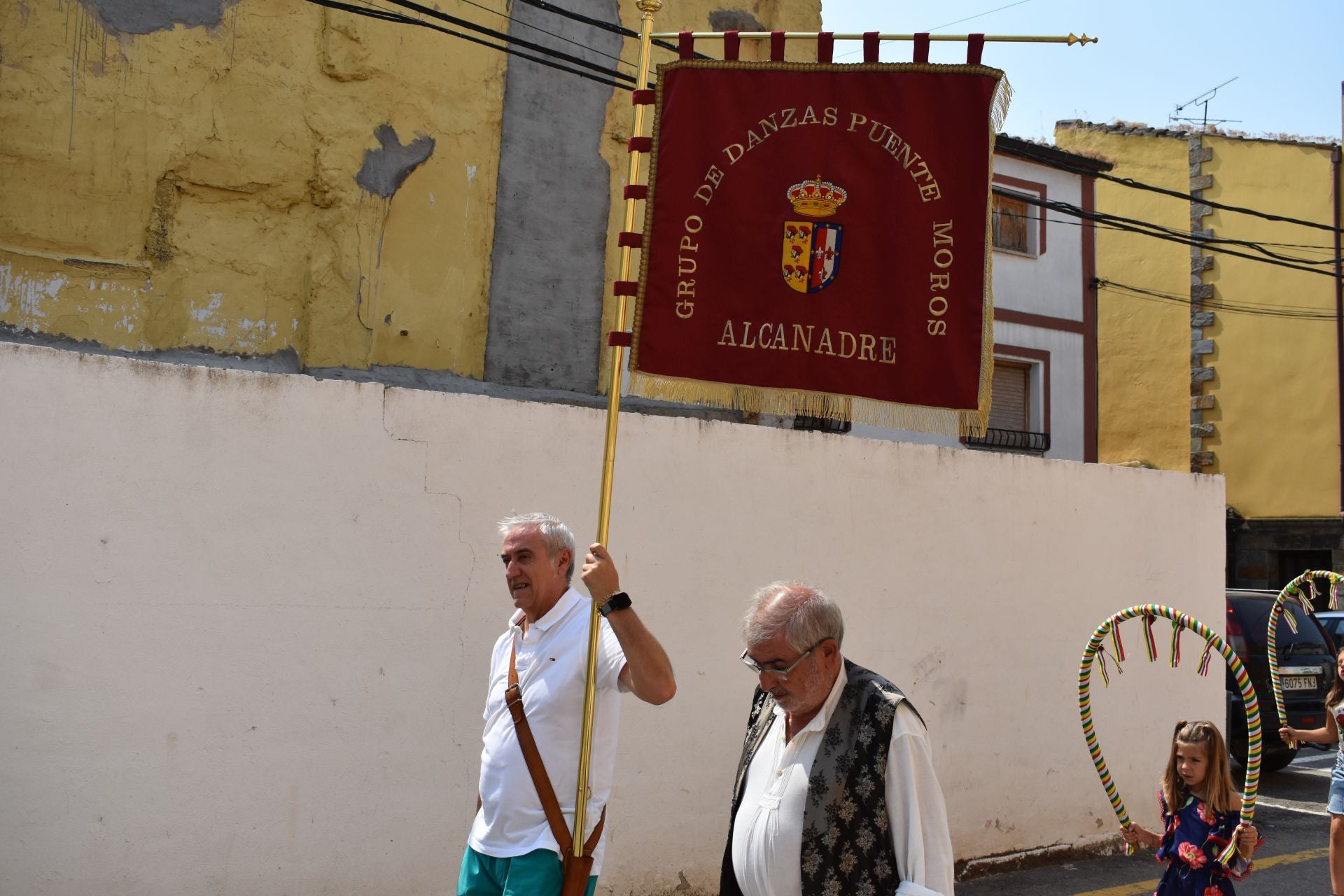Danzas en Alcanadre y procesión