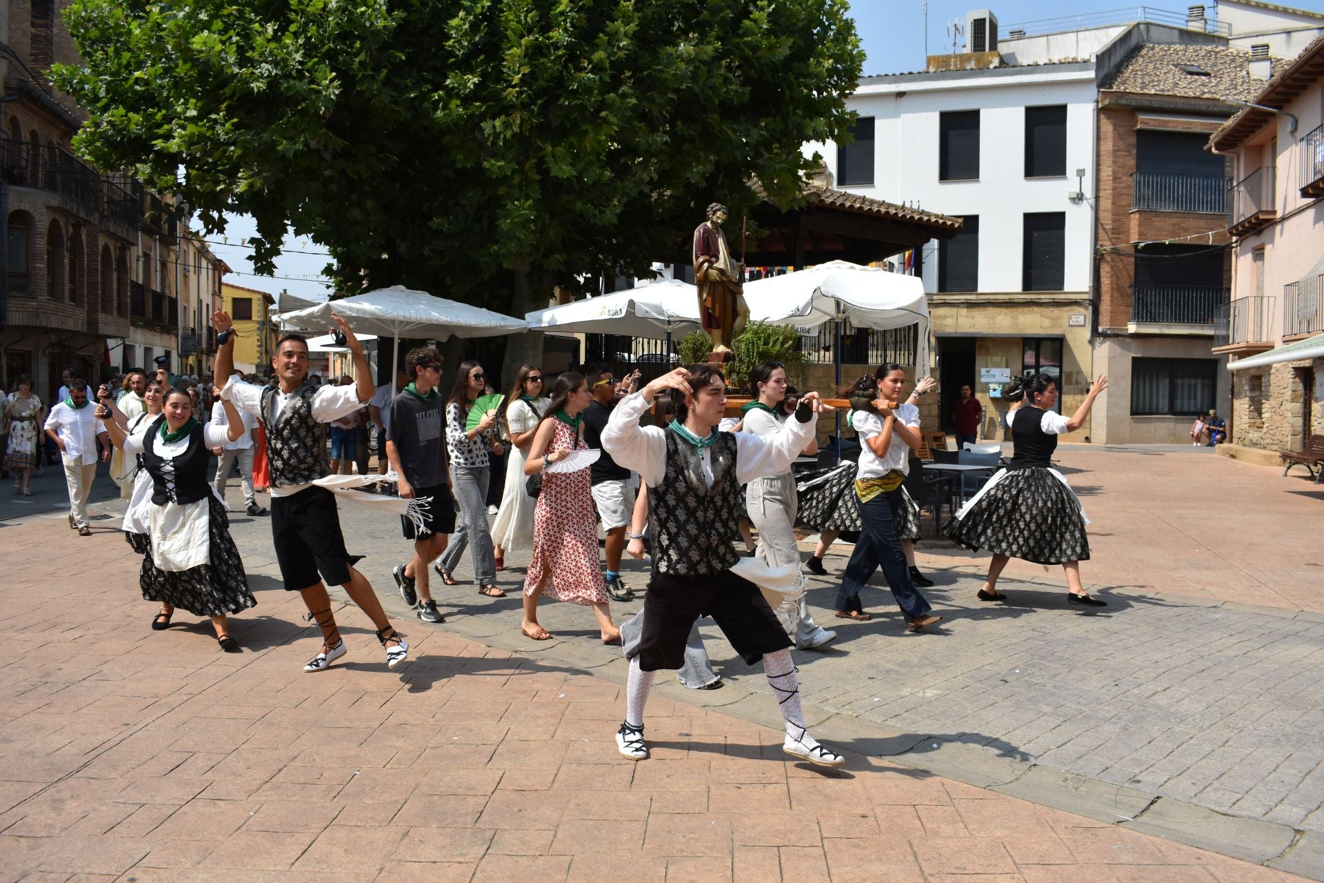 Danzas en Alcanadre y procesión