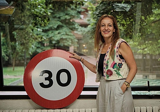 Beatriz Zúñiga, jefa provincial de Tráfico en La Rioja, posa con una señal en su despacho.