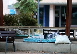 Personas sin hogar durmiendo en la plaza de la Alhóndiga, en Logroño, el pasado miércoles.