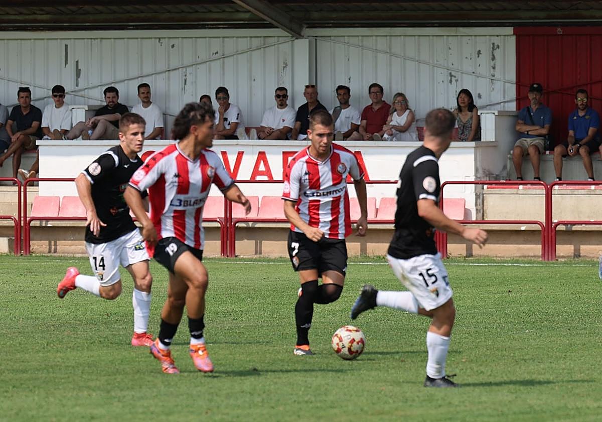 Dani Fernández conduce el balón durante el encuentro de este sábado en Varea.