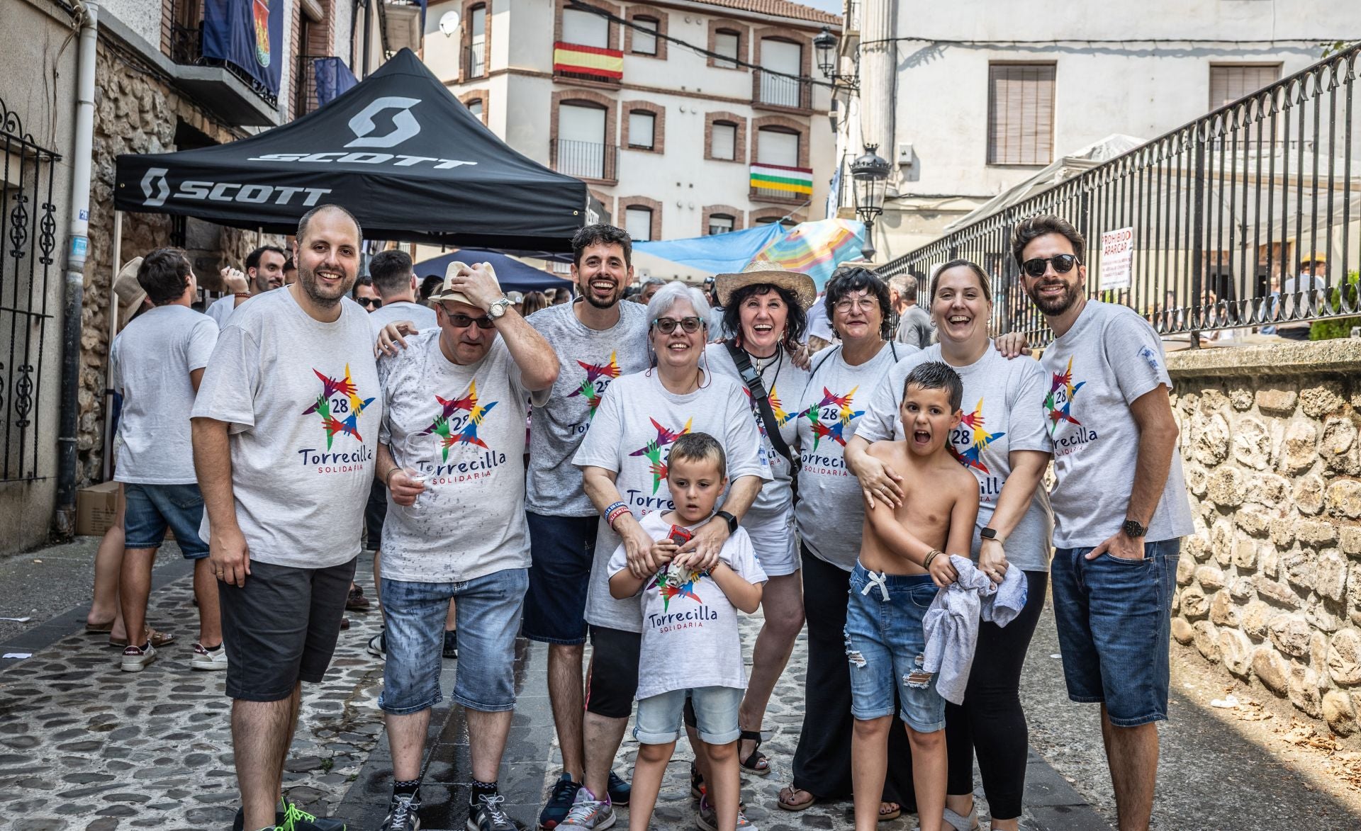 Los Sáenz de Tejada posan juntos en la Fiesta de la Solidaridad.