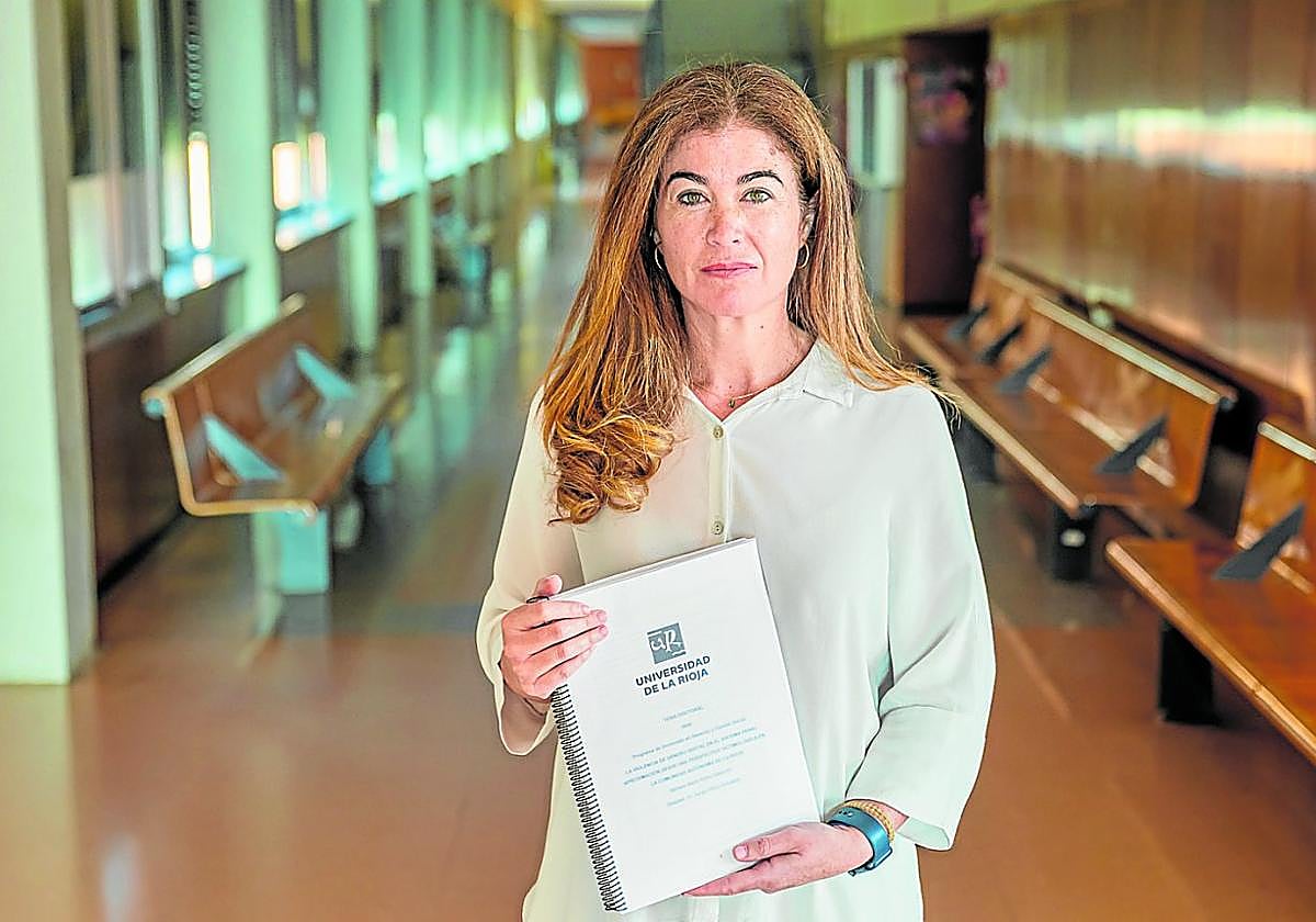 Bárbara Romo, con su tesis sobre violencia de género en los pasillos de la Universidad de La Rioja, donde realizó su doctorado.