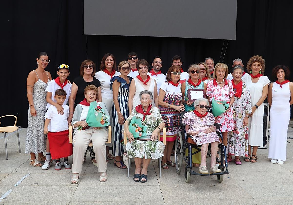 El Ayuntamiento y el centro de participación activa de mayores homenajearon a tres vecinas de la localidad en el día dedicado a los mayores en estas fiestas.