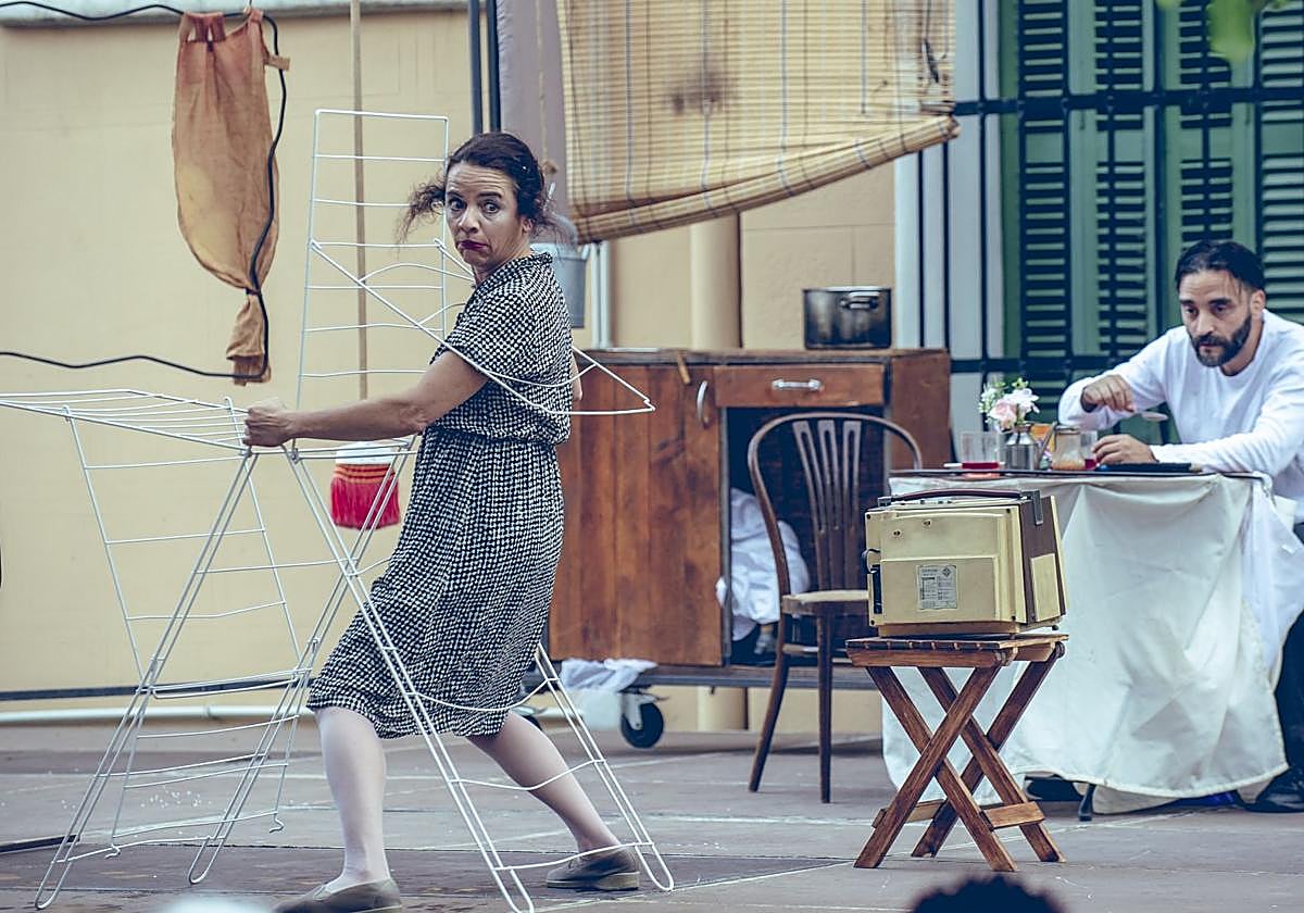 Escena de 'Home', espectáculo de clown protagonizado por Cristina Solé y Juan Pablo Luján.