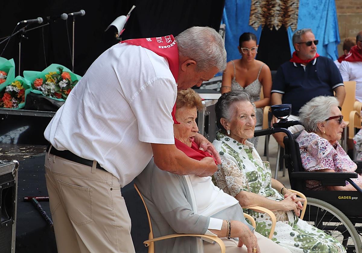 Alfaro honra a sus mayores en el domingo de fiestas