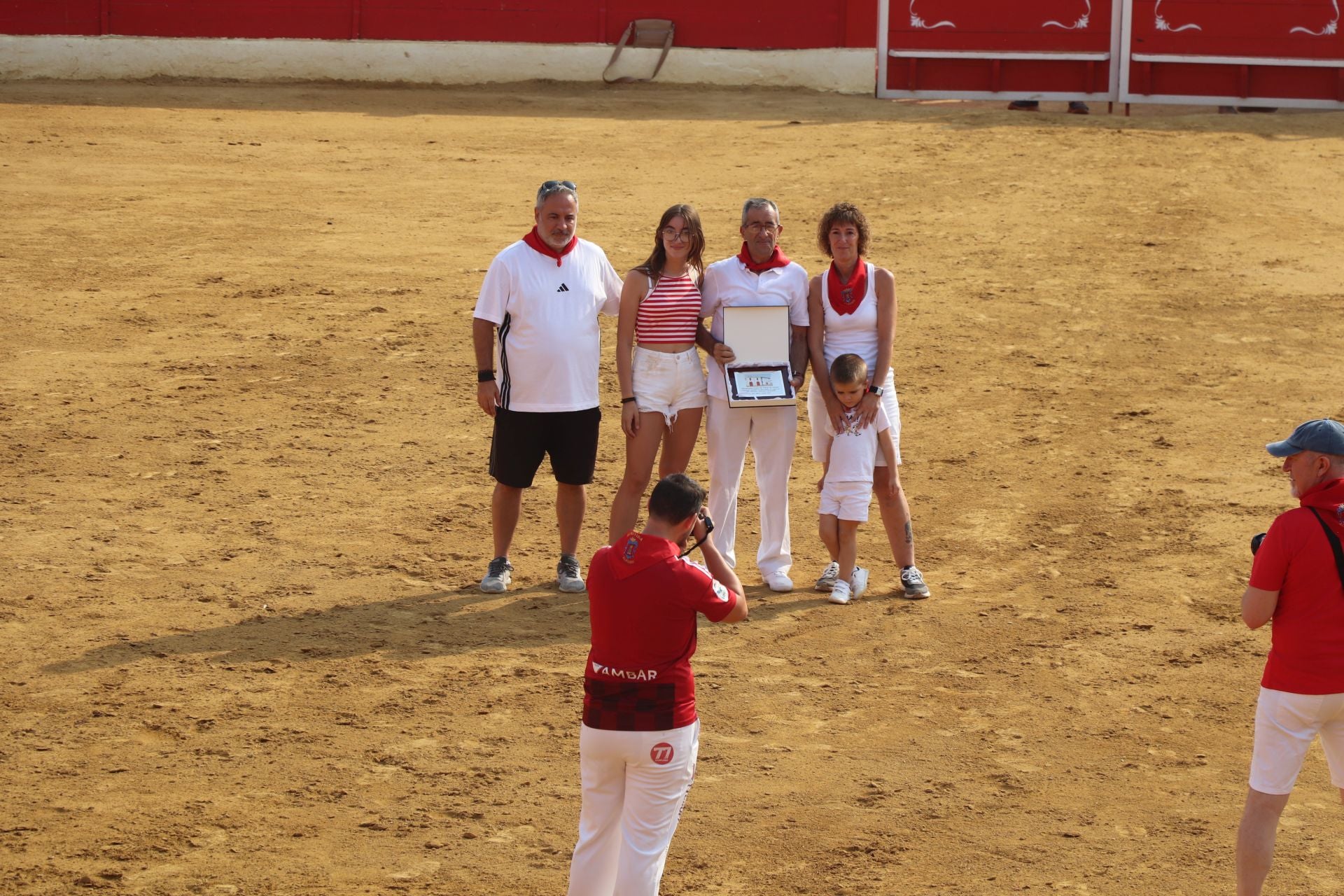 Alfaro honra a sus mayores en el domingo de fiestas