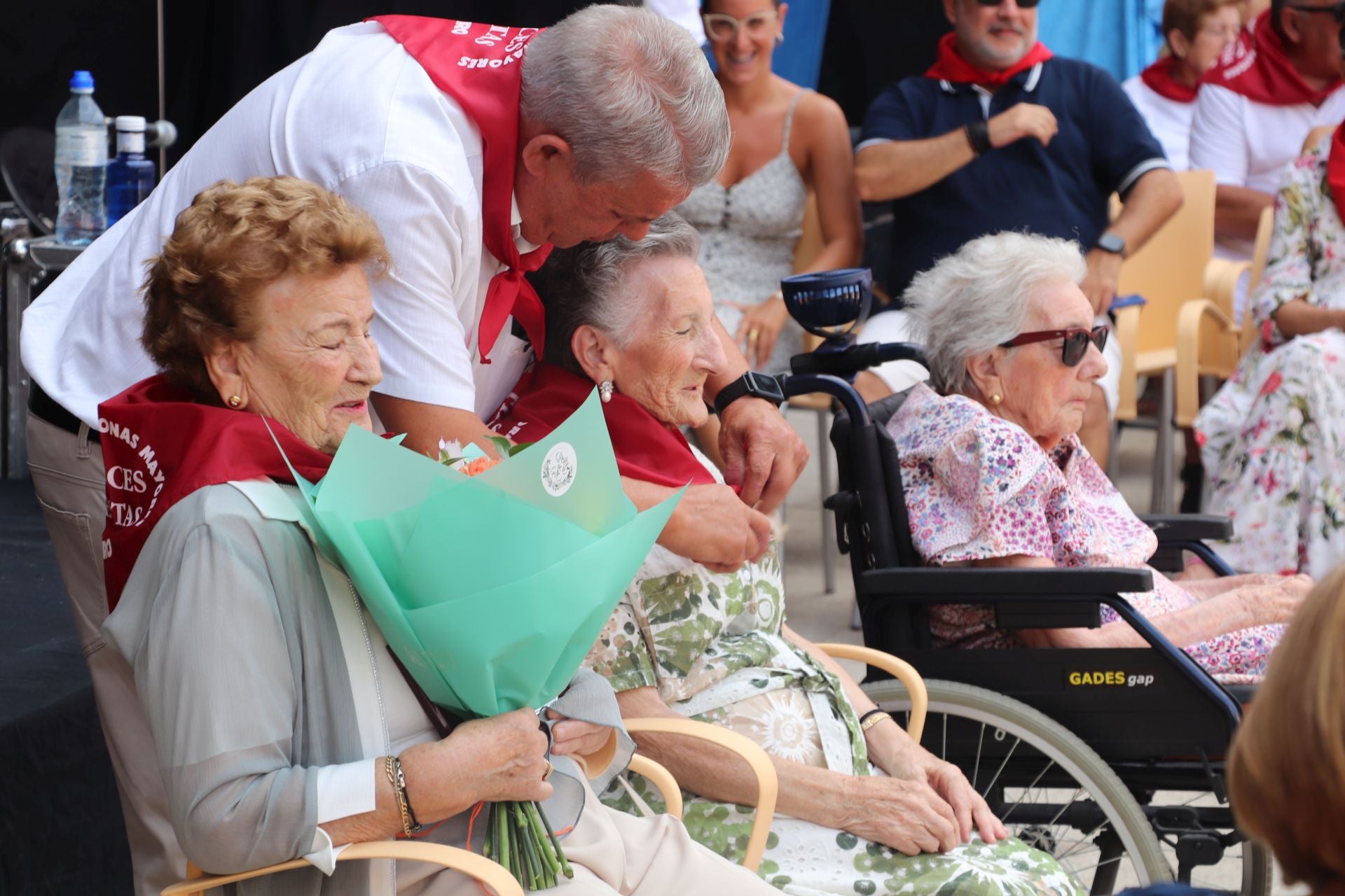 Alfaro honra a sus mayores en el domingo de fiestas