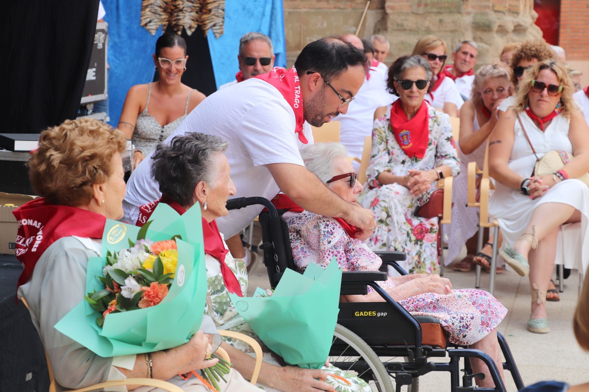 Alfaro honra a sus mayores en el domingo de fiestas