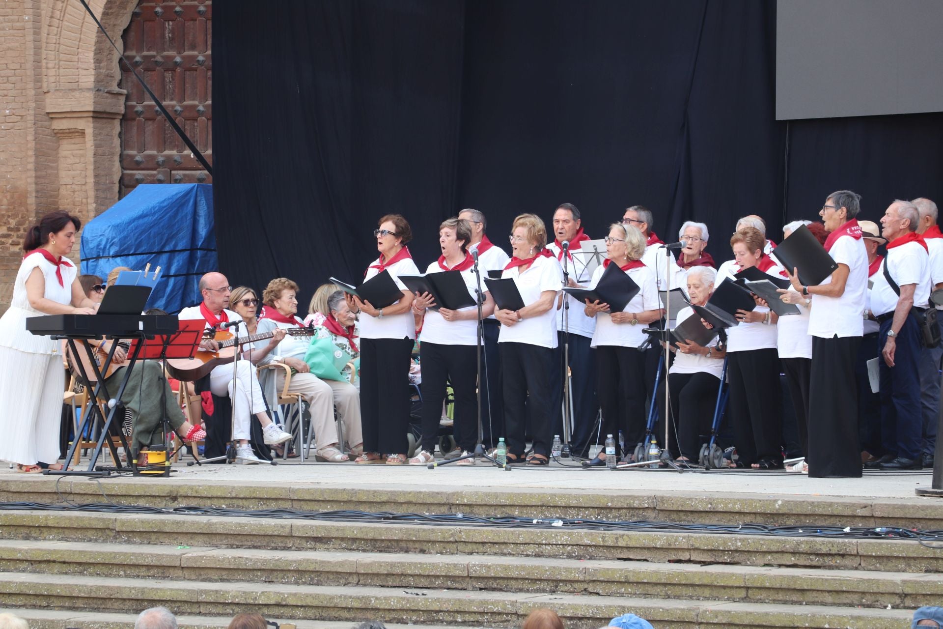 Alfaro honra a sus mayores en el domingo de fiestas