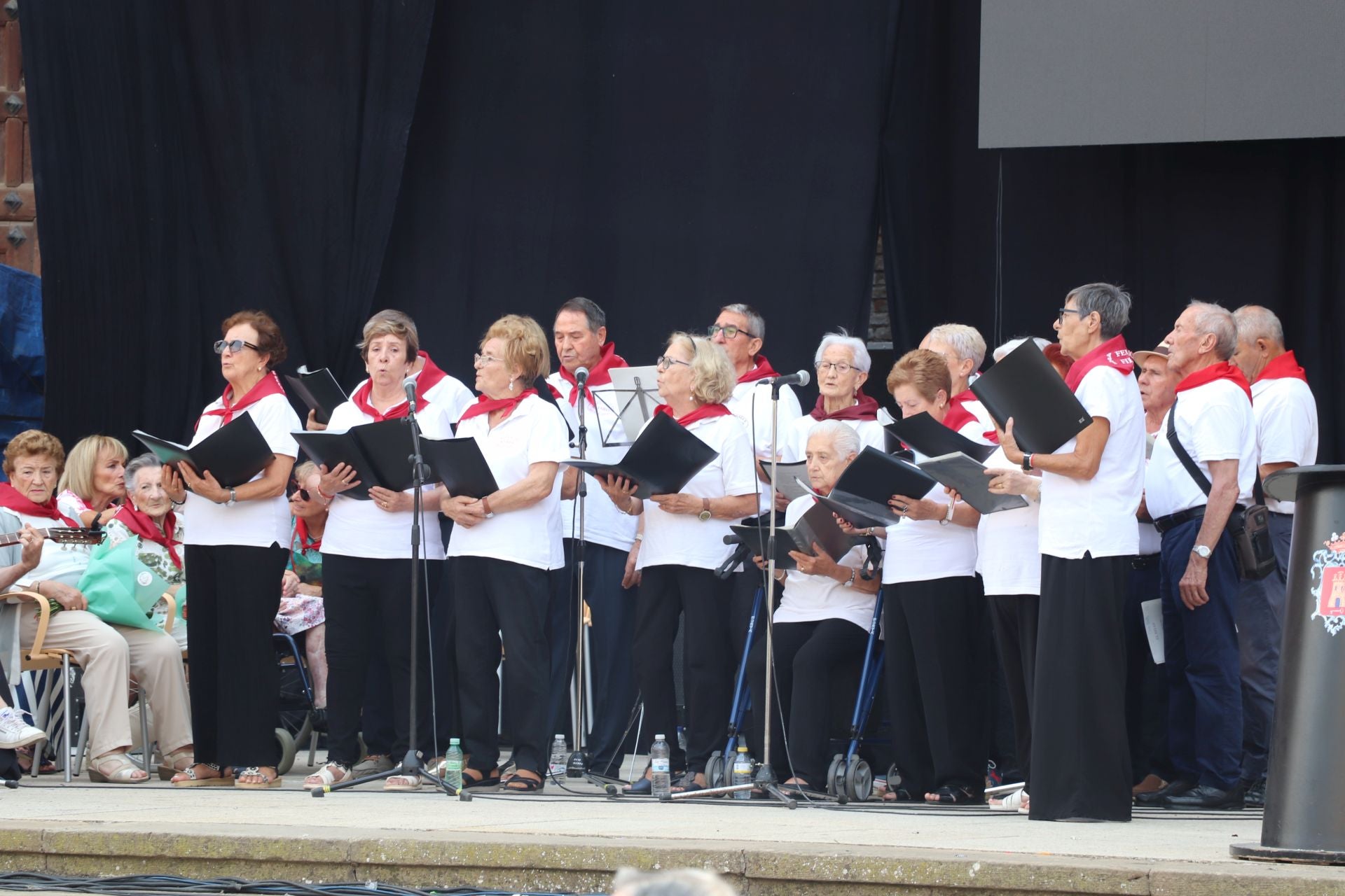 Alfaro honra a sus mayores en el domingo de fiestas