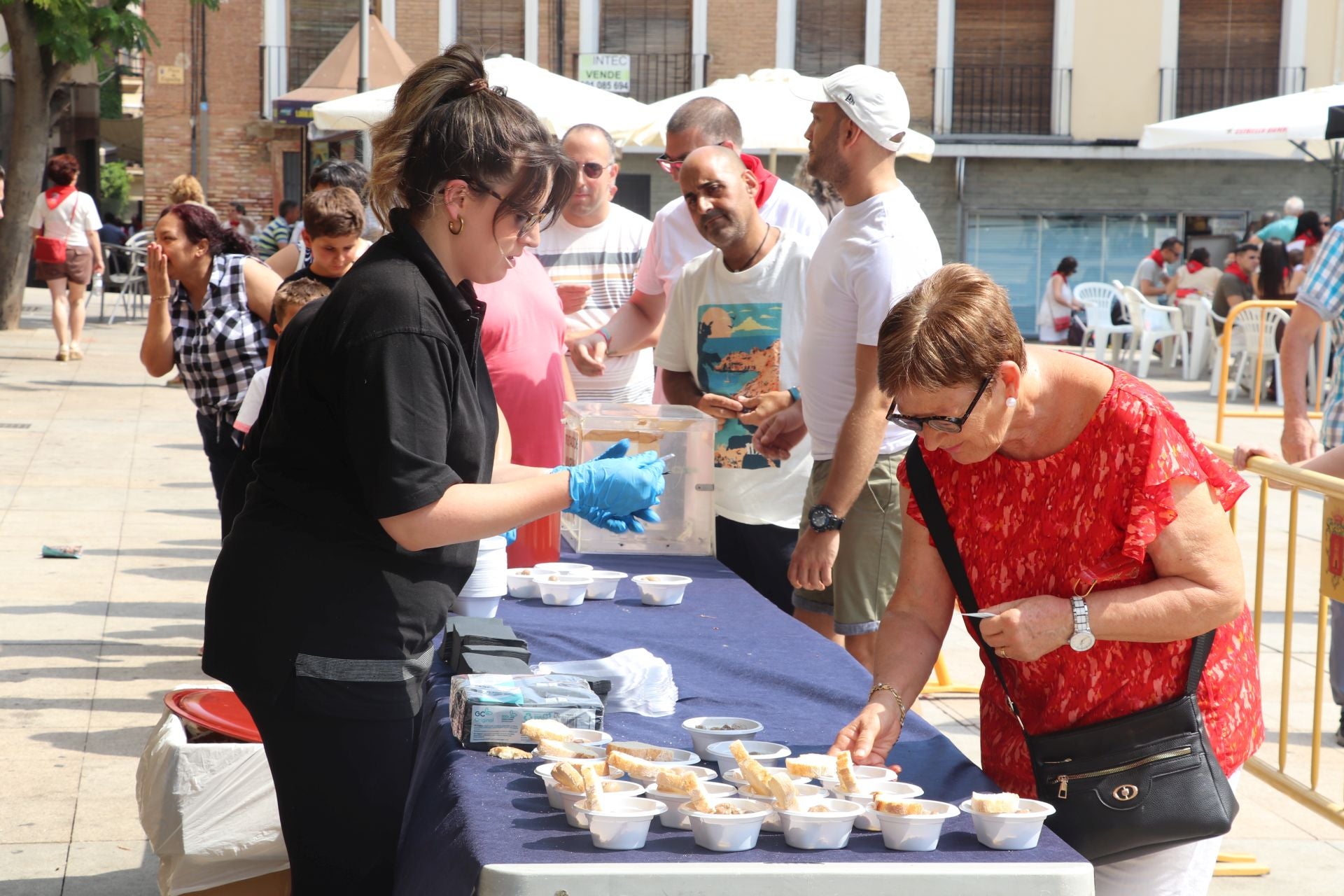 Alfaro honra a sus mayores en el domingo de fiestas