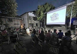 Pase cinematográfico en la plaza de los Tilos de El Rasillo en una anterior edición de Luces, Cameros, Acción.