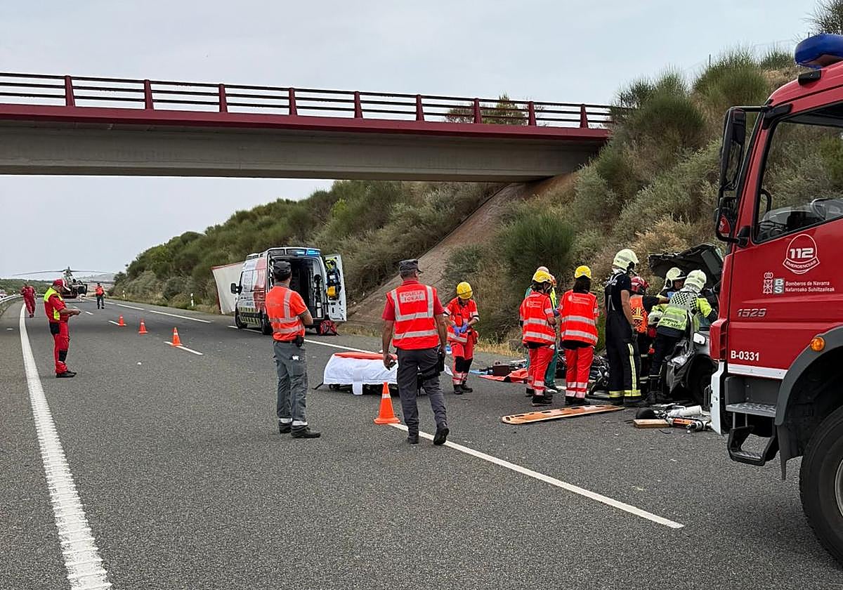 Policía Foral y bomberos trabajan en el lugar del accidente.