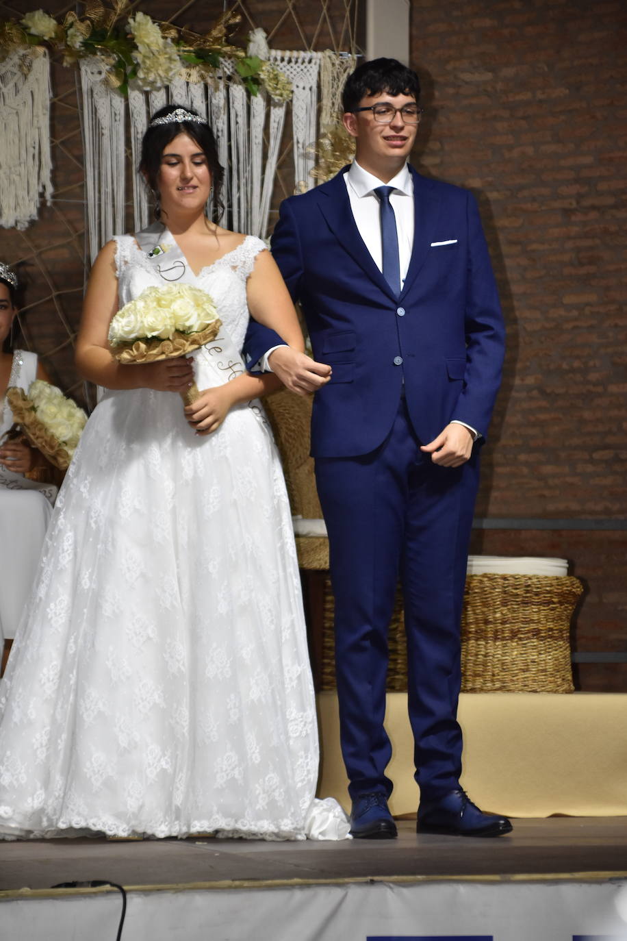 Las imágenes de la coronación de las reinas y damas de Aldenueva