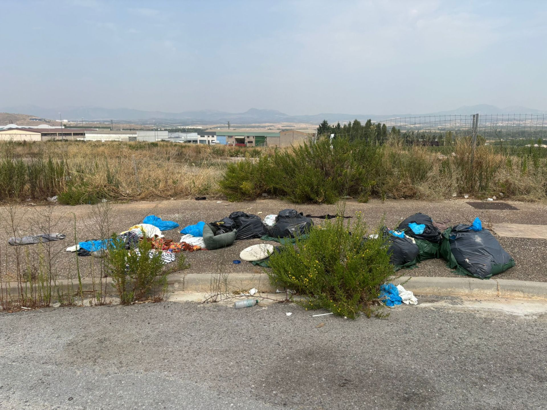 Vertidos en una rotonda sin salida al final de la calle Valsalado donde además de enseres domésticos hay grandes bolsas de basura.