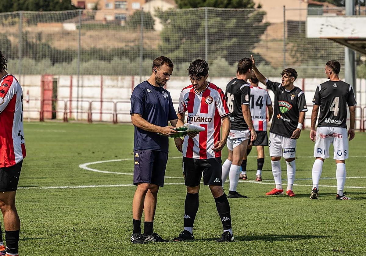 Iván Hernando escucha las indicaciones en el partido con el Tudelano.