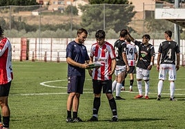 Iván Hernando escucha las indicaciones en el partido con el Tudelano.
