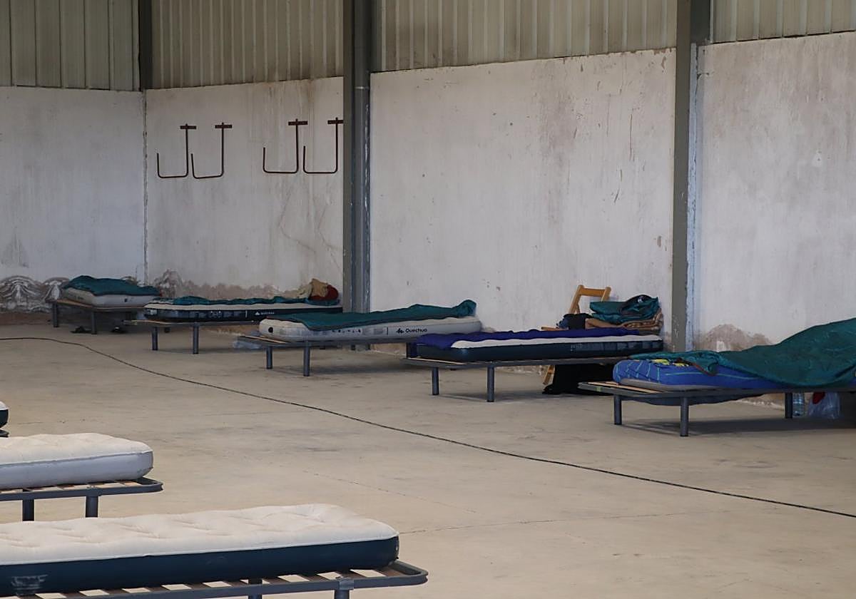 El servicio ofrece a los temporeros cama, duchas, baños y lavadora en la nave hasta el 30 de septiembre.