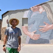 Taquen, uno de los artistas de Bañarte, ante el mural que años atrás pintó en Pradejón.