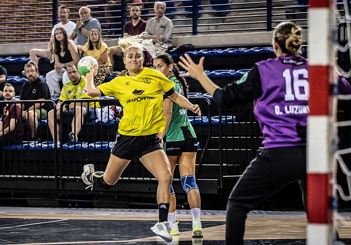 Liza Somogyi lanza a portería desde la posición de extremo.