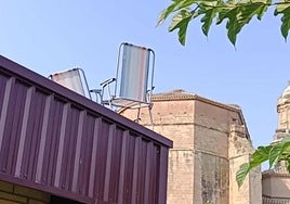 Sillas y hamacas colocadas en el techo de las piscinas municipales como si fuera un solarium.