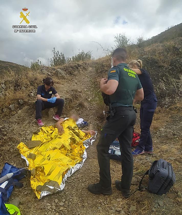 Imagen secundaria 2 - La Guardia Civil rescata a una mujer accidentada en Robres del Castillo