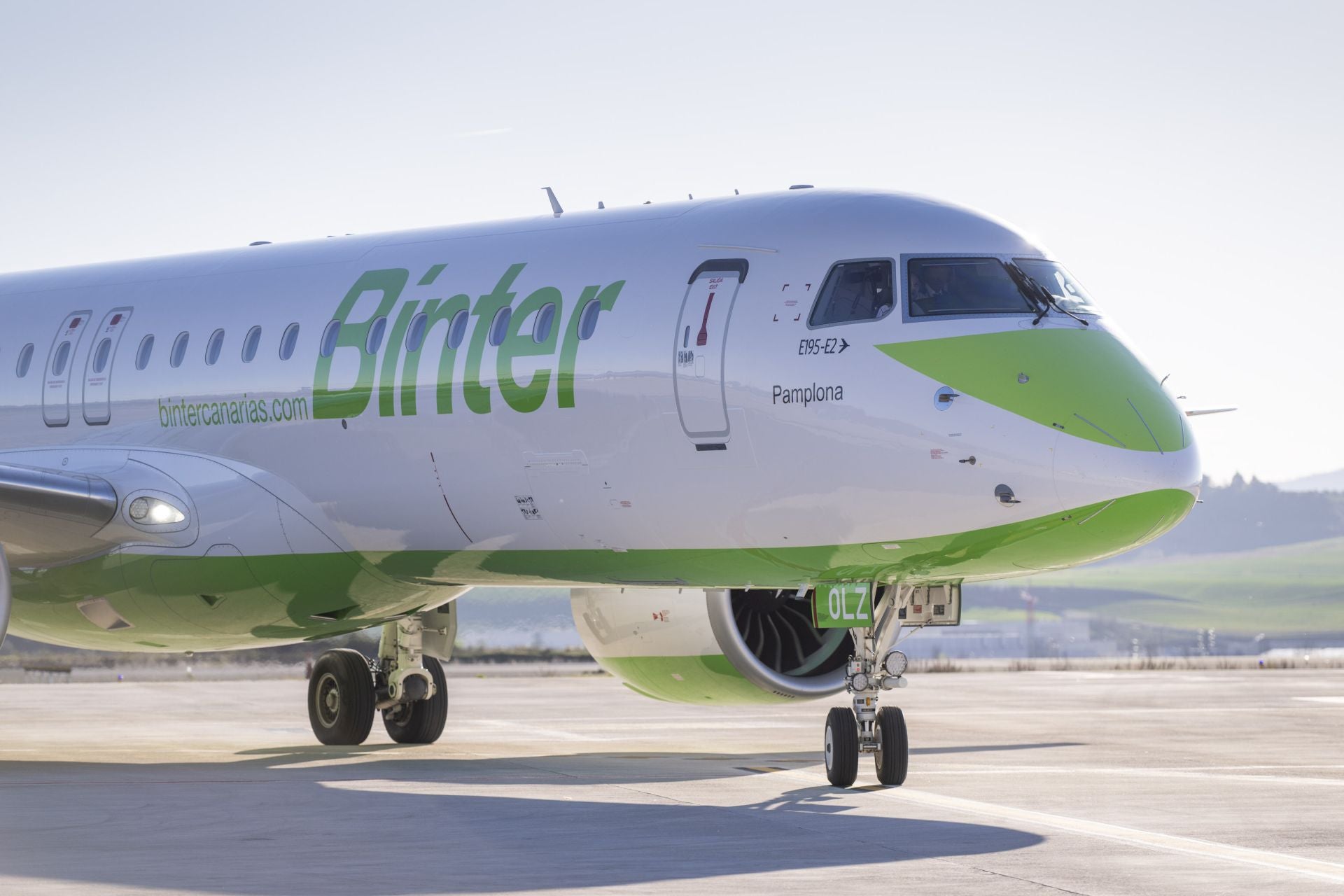 Avión de Binter en el aeropuerto de Noain-Pamplona.