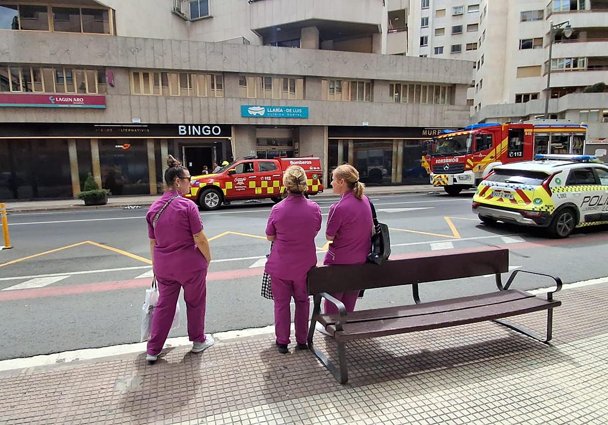 Bomberos y Policía Local ante el Bingo de Murrieta.