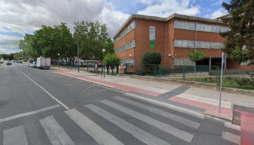 Calle Obispo Fidel García con el CEIP a la derecha.