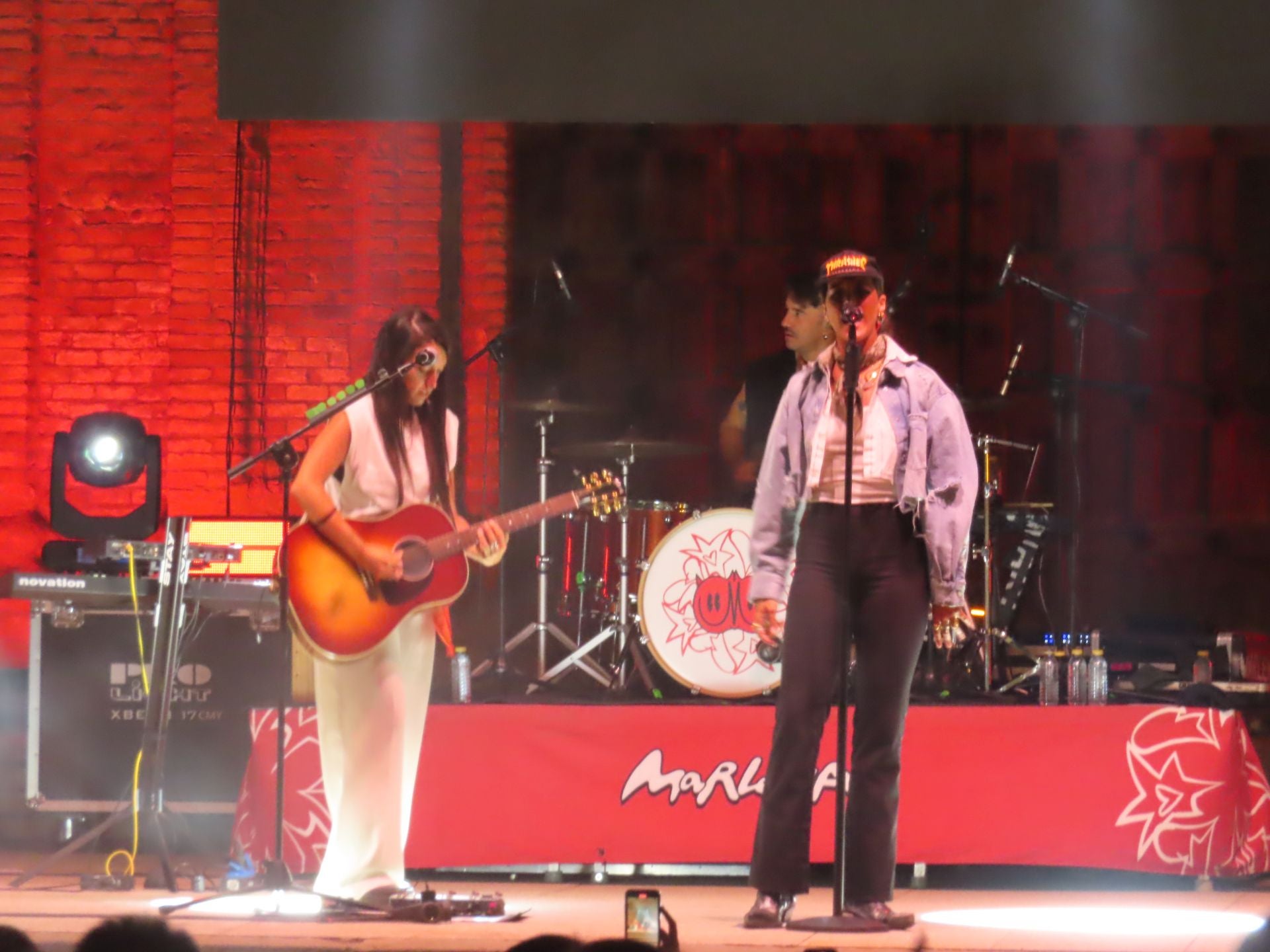 Comida popular y fiesta en el día joven en Alfaro