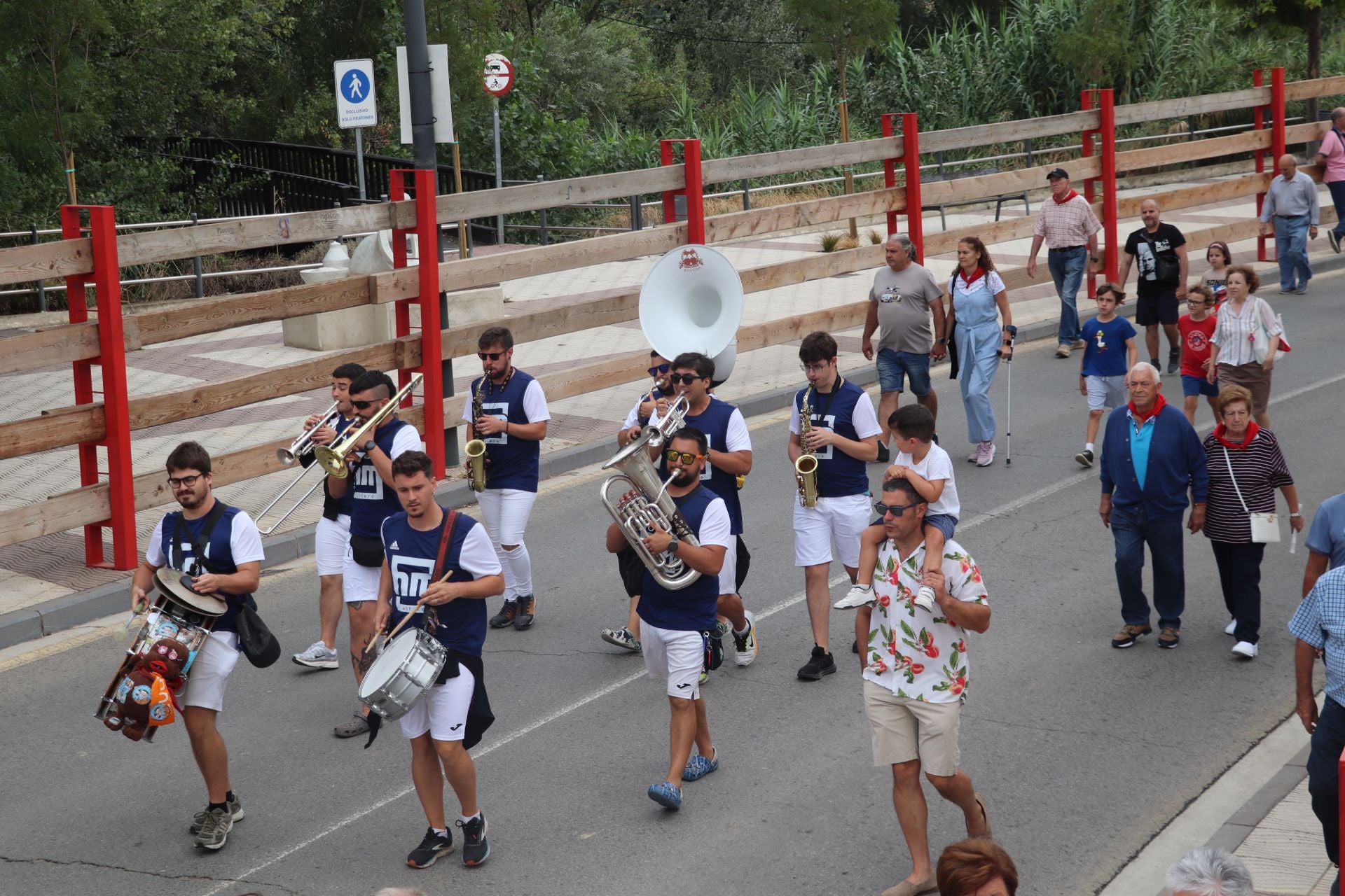 Comida popular y fiesta en el día joven en Alfaro