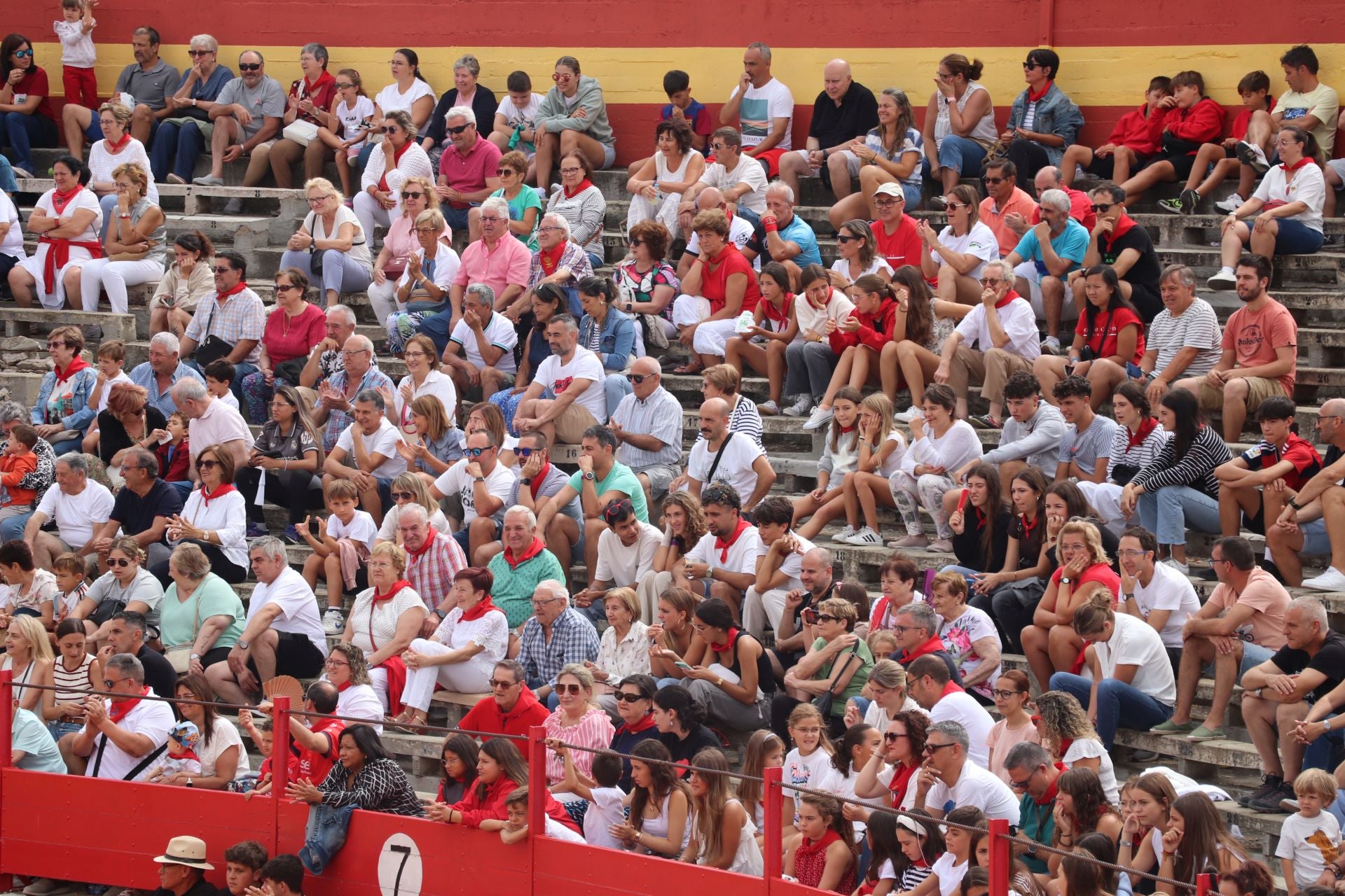 Comida popular y fiesta en el día joven en Alfaro