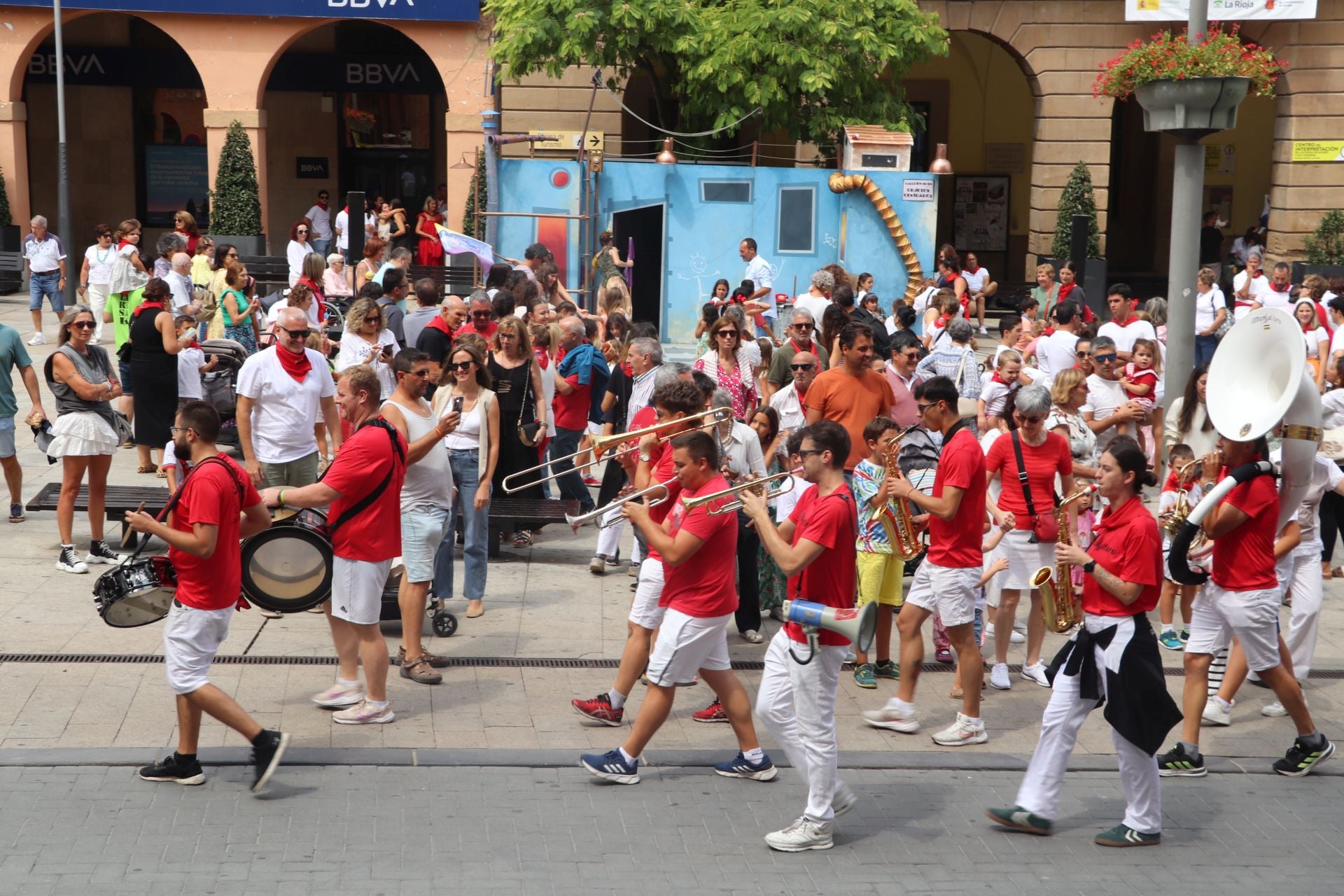 Comida popular y fiesta en el día joven en Alfaro