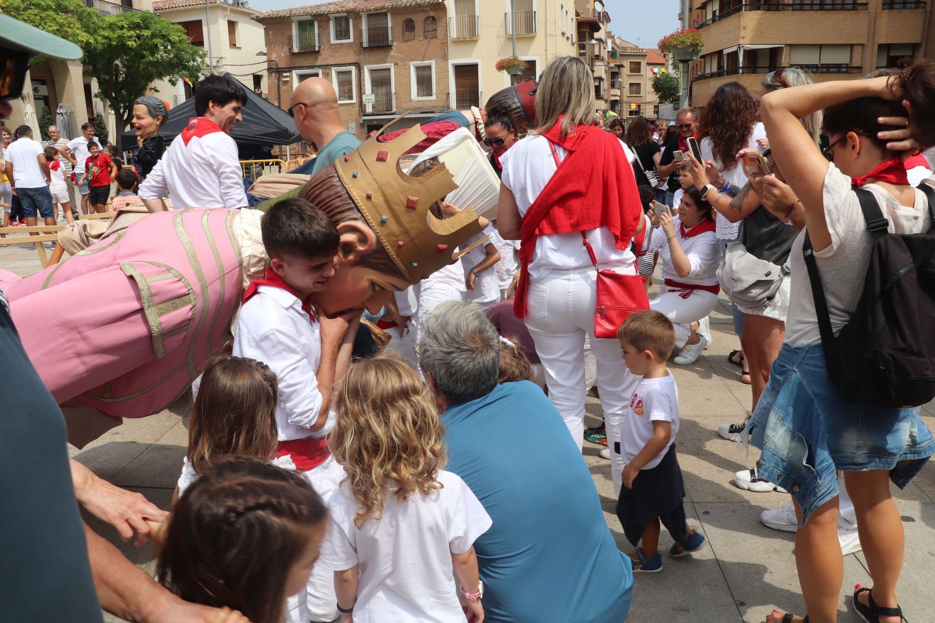 Comida popular y fiesta en el día joven en Alfaro