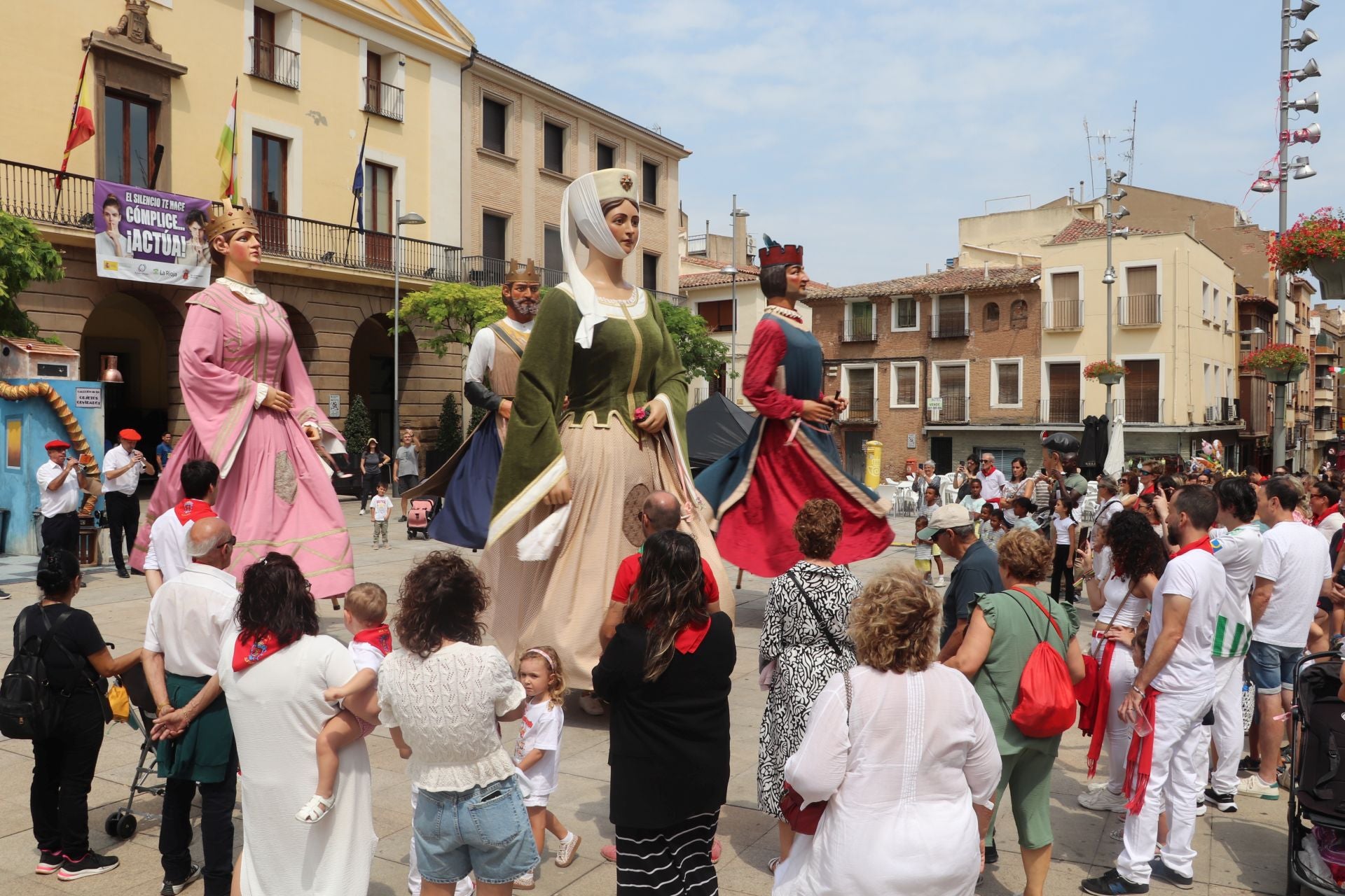 Comida popular y fiesta en el día joven en Alfaro