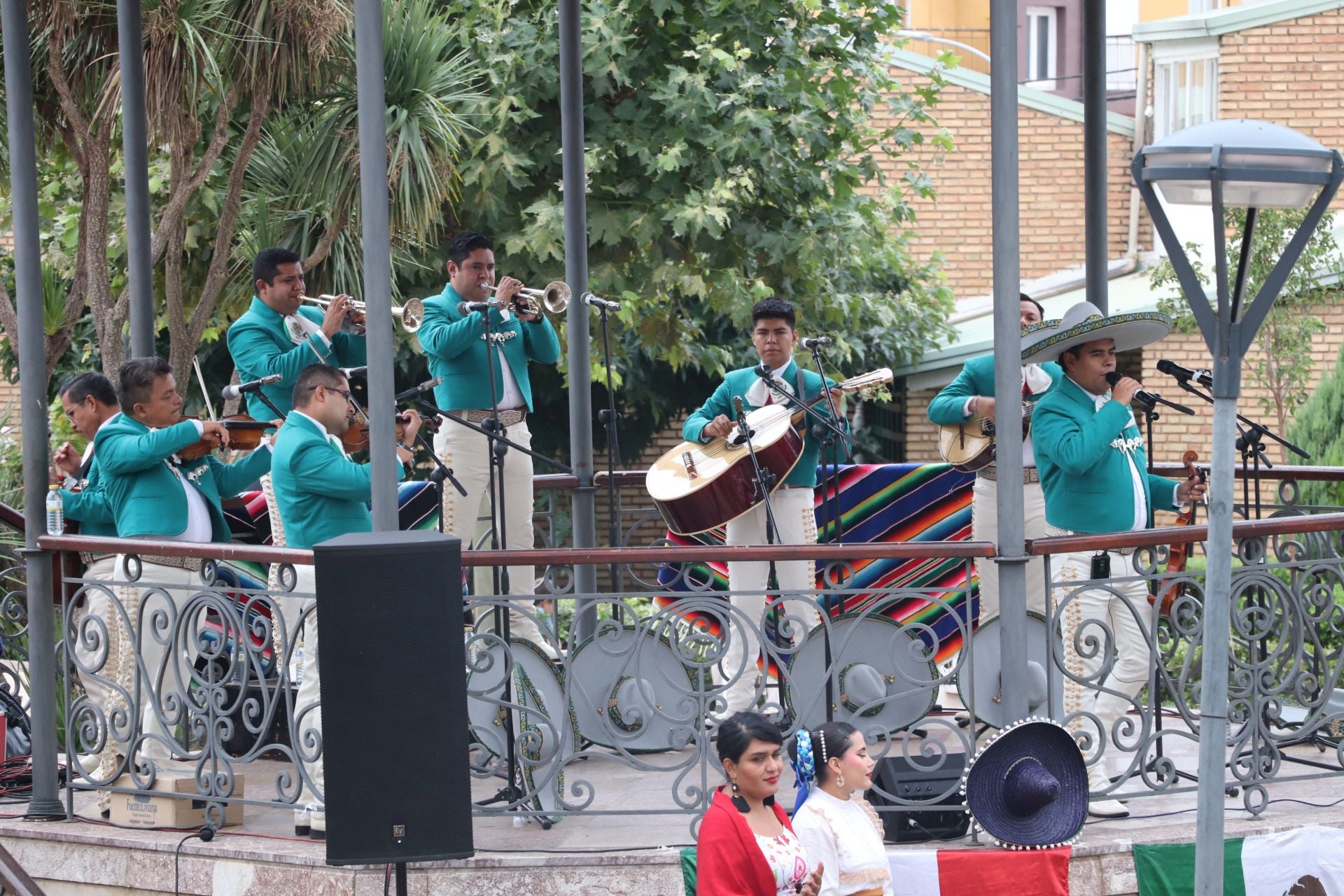 Comida popular y fiesta en el día joven en Alfaro