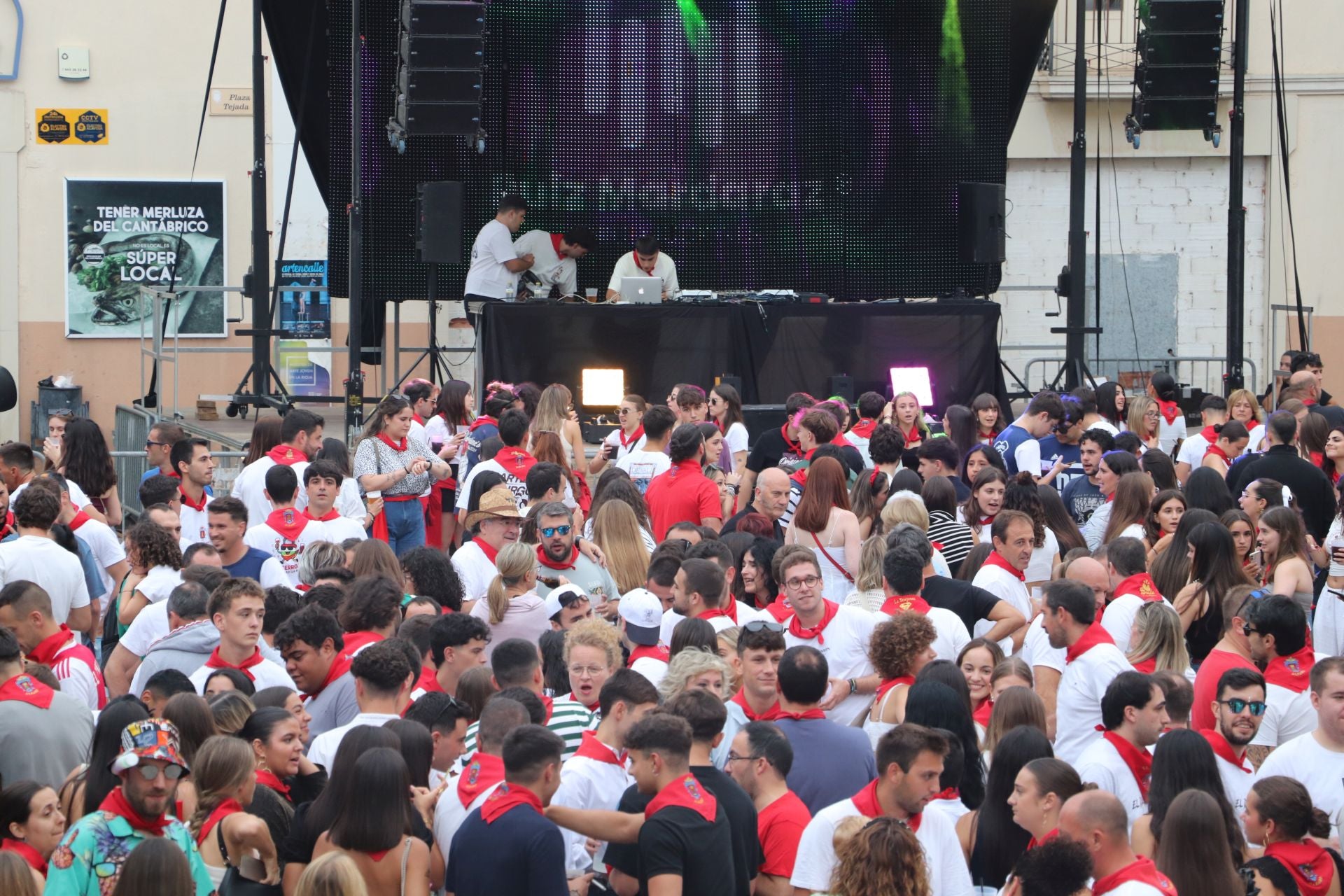 Comida popular y fiesta en el día joven en Alfaro