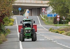 Un tractor en la carretera en una vendimia anterior.