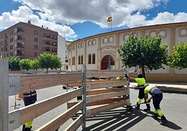 Operarios municipales instalaron ayer el vallado de los encierros junto a la plaza de toros de Calahorra.