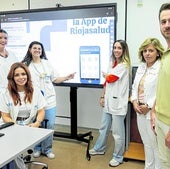 Cristina Sabando, Isabel Plaza, Marina González, Patricia Pinillos, María Victoria Musitu y Javier Merino, en el aula del centro de salud Siete Infantes.